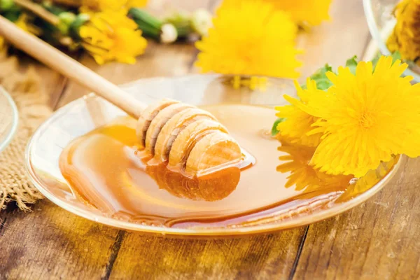 Dandelion bal ve bir bardak çay. Seçici odak.