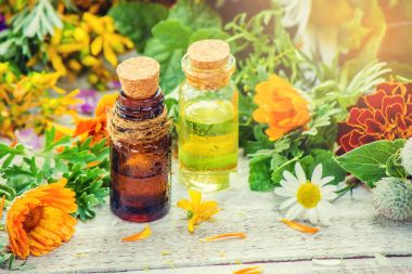 Küçük bir şişe içinde otlar ayıklayın. Şifalı bitkiler. Seçici odak.