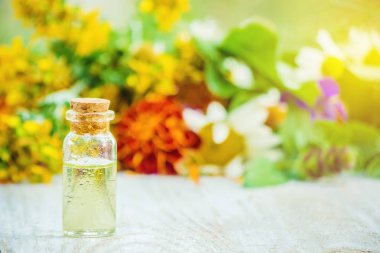 Küçük bir şişe içinde otlar ayıklayın. Şifalı bitkiler. Seçici odak. 