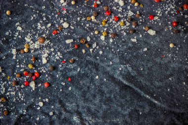 Baharatlar tuz ve biber karanlık bir arka plan üzerinde. Seçici odak.