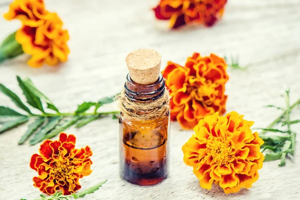 Marigold  extract. Medicinal plants. — Stock Photo, Image