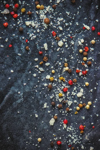 Baharatlar tuz ve biber karanlık bir arka plan üzerinde. Seçici odak.