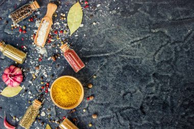 Baharat ve otlar koyu arka plan dokular üzerinde. Seçici odak.