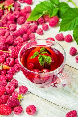 Ahududu Çay ahşap arka plan. Seçici odak.