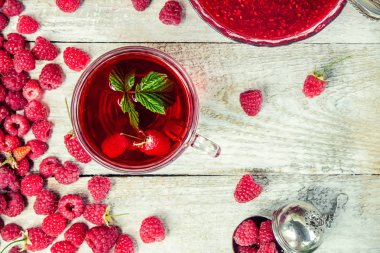 Ahududu Çay ahşap arka plan. Seçici odak.