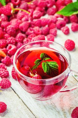 Ahududu Çay ahşap arka plan. Seçici odak.