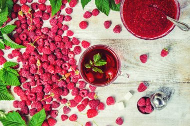 Ahududu Çay ahşap arka plan. Seçici odak.