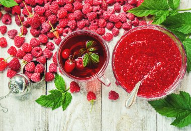 Ahududu Çay ahşap arka plan. Seçici odak.