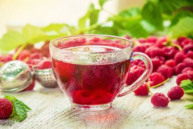 Ahududu Çay ahşap arka plan. Seçici odak.