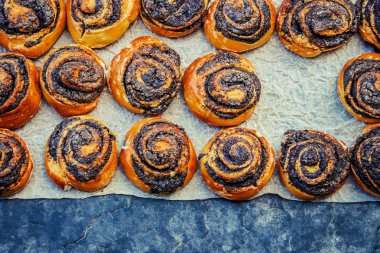 Haşhaş tohumu ile buns. Seçici odak.