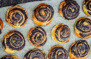 Haşhaş tohumu ile buns. Seçici odak.