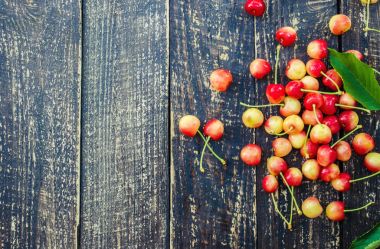 Sarı-kırmızı kiraz. Seçici odak. 