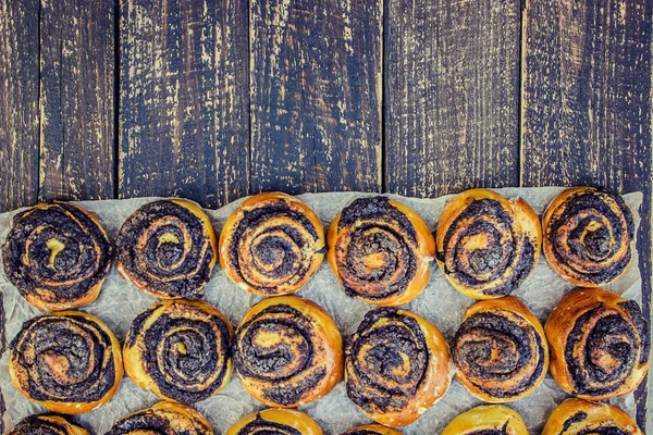 Haşhaş tohumu ile buns. Seçici odak.