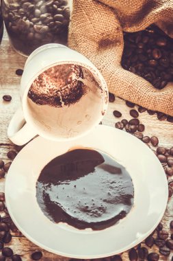 kahve çekirdeği. bir fincan kahve. seçici odak.