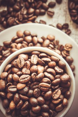 kahve çekirdeği. bir fincan kahve. seçici odak.