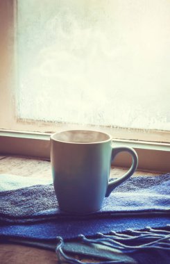 sıcak çay Kupası'nda pencere üzerinde. seçici odak. 