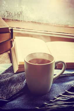 sıcak çay Kupası'nda pencere üzerinde. seçici odak. 