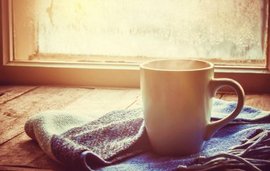 sıcak çay Kupası'nda pencere üzerinde. seçici odak. 