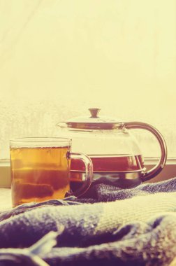 sıcak çay Kupası'nda pencere üzerinde. seçici odak. 