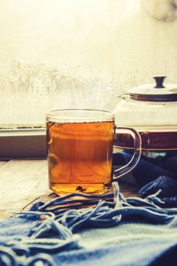 sıcak çay Kupası'nda pencere üzerinde. seçici odak. 