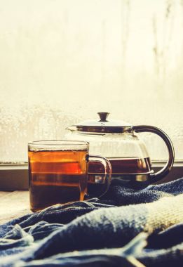 sıcak çay Kupası'nda pencere üzerinde. seçici odak. 