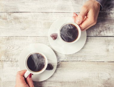 bir fincan çay bir arada tutan severler. Seçici odak. 