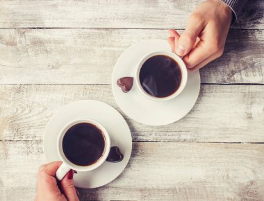 bir fincan çay bir arada tutan severler. Seçici odak. 