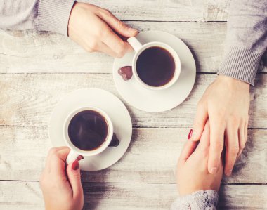 bir fincan çay bir arada tutan severler. Seçici odak. 