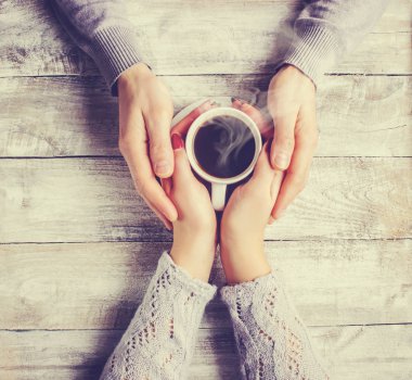 bir fincan çay bir arada tutan severler. Seçici odak. 