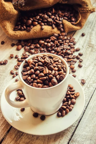 Coffee bean. a Cup of coffee. selective focus. — Stock Photo, Image