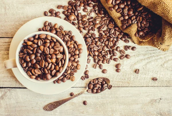 コーヒー豆。一杯のコーヒー。選択と集中. — ストック写真