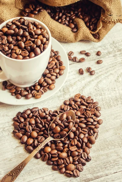 Koffieboon. een kopje koffie. selectieve aandacht. — Stockfoto