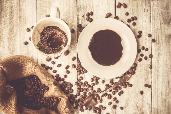 コーヒー豆。一杯のコーヒー。選択と集中. — ストック写真