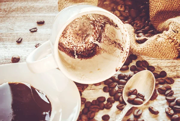 kahve çekirdeği. bir fincan kahve. seçici odak.