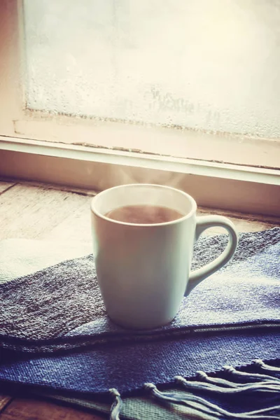 sıcak çay Kupası'nda pencere üzerinde. seçici odak. 