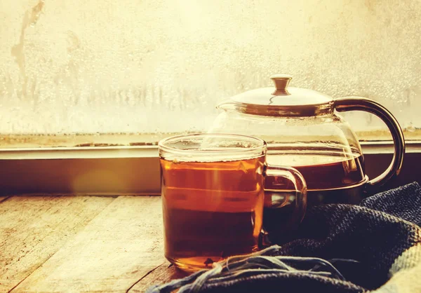 sıcak çay Kupası'nda pencere üzerinde. seçici odak. 