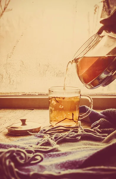 Hete thee op de vensterbank in de Cup. selectieve aandacht. — Stockfoto