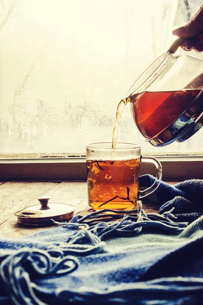 sıcak çay Kupası'nda pencere üzerinde. seçici odak. 