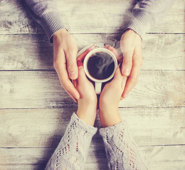 bir fincan çay bir arada tutan severler. Seçici odak. 