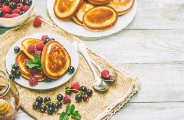 Krep hafif bir arka plan üzerinde. seçici odak. 