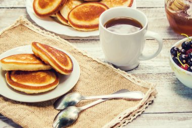 Krep hafif bir arka plan üzerinde. seçici odak. 