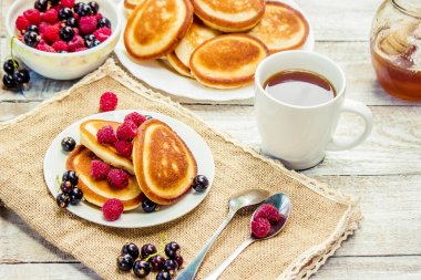 Krep hafif bir arka plan üzerinde. seçici odak. 