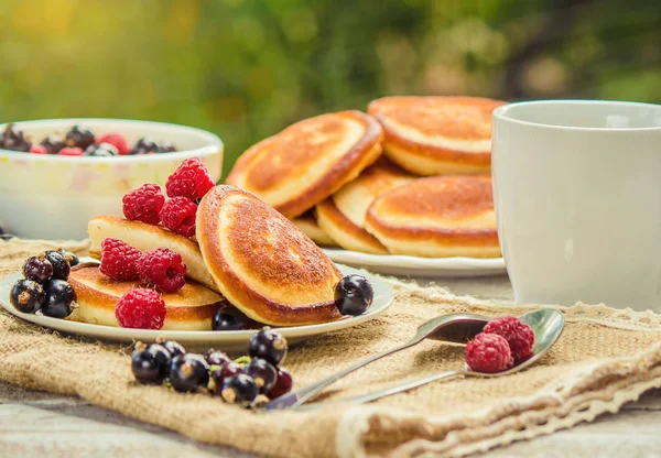 Pfannkuchen auf hellem Hintergrund. Selektiver Fokus. — Stockfoto