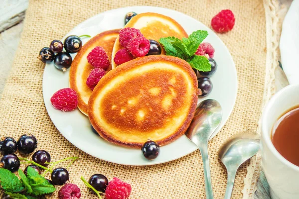 Pfannkuchen auf hellem Hintergrund. Selektiver Fokus. — Stockfoto