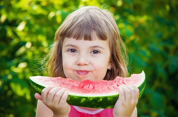 Barn äter vattenmelon. Selektivt fokus. — Stockfoto