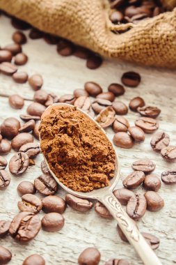 kahve çekirdeği. bir fincan kahve. seçici odak.