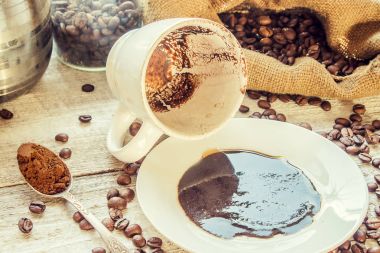 kahve çekirdeği. bir fincan kahve. seçici odak.