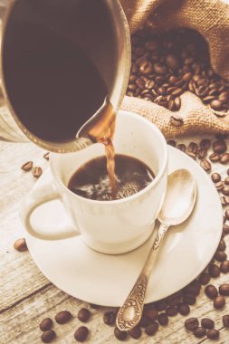 kahve çekirdeği. bir fincan kahve. seçici odak.