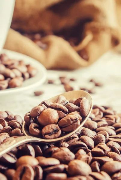 Koffieboon. een kopje koffie. selectieve aandacht. — Stockfoto