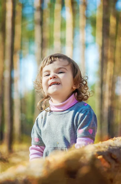 Niño en el bosque. Enfoque selectivo . —  Fotos de Stock